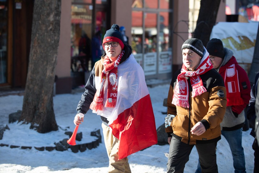 Kibice skoków narciarskich opanowali Zakopane. Biało-czerwona fala na ulicach miasta