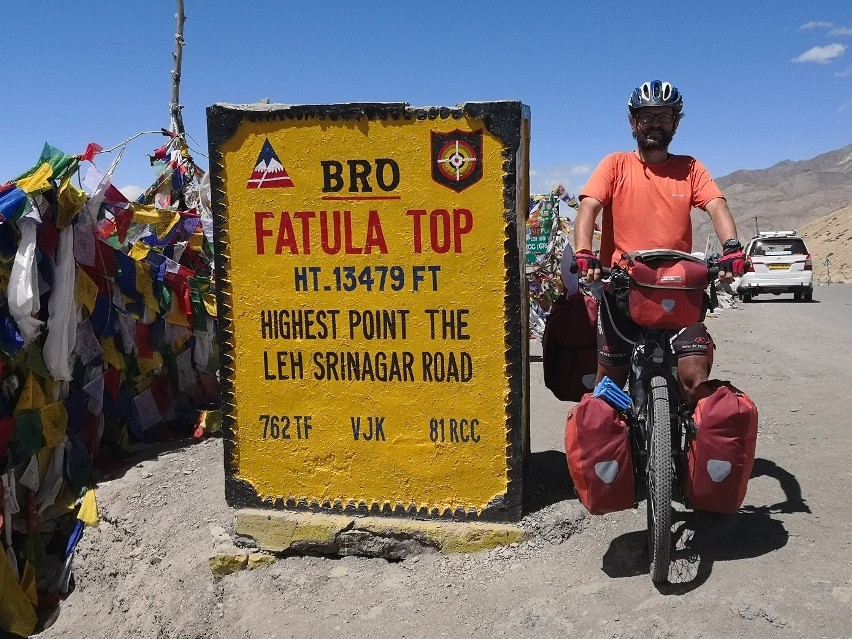 Podróżnik z Wrocławia przejechał rowerem przez Himalaje. Pokonał 1300 km przez najwyższe przełęcze świata [zdjęcia]