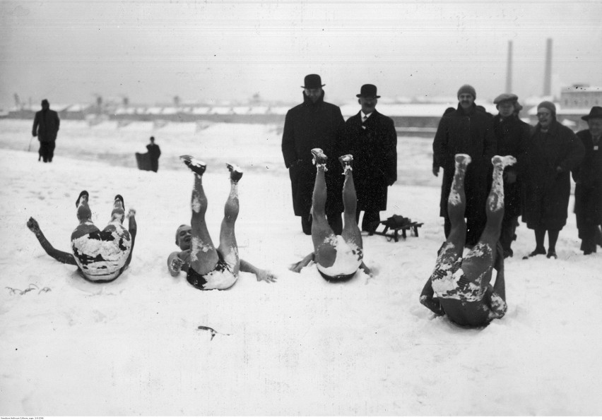 Rozgrzewka przed zimową kąpielą w Dunaju, rok 1933