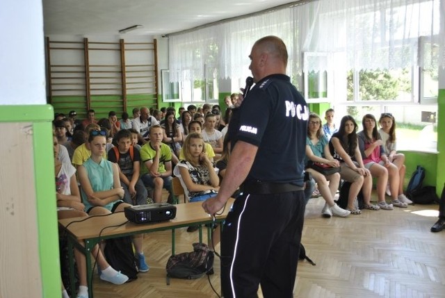 Podczas spotkań w szkołach policjanci opowiadają uczniom, jak bezpiecznie spędzić wakacje.