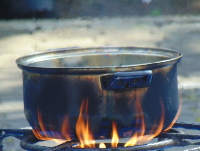Otwarty ogień bez kontroli, także przy przygotowywaniu posiłków, może być przyczyną pożaru. Zapomniała o tym jedna z mieszkanek Oświęcimia, na osiedlu Błonie