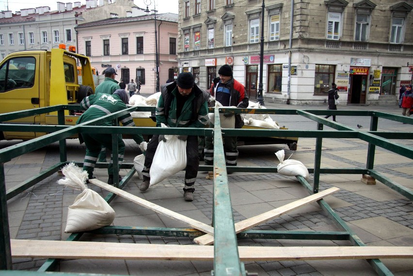 W środę, w centrum Lublina robotnicy ustawiali podest pod...