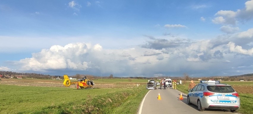 Poważny wypadek z udziałem 16-letniego motocyklisty w Jabłonicy Polskiej. Lądował śmigłowiec LPR [ZDJĘCIA]