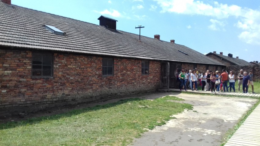 Turyści niszczą poobozowe mury w Auschwitz-Birkenau bezmyślnie bazgrząc