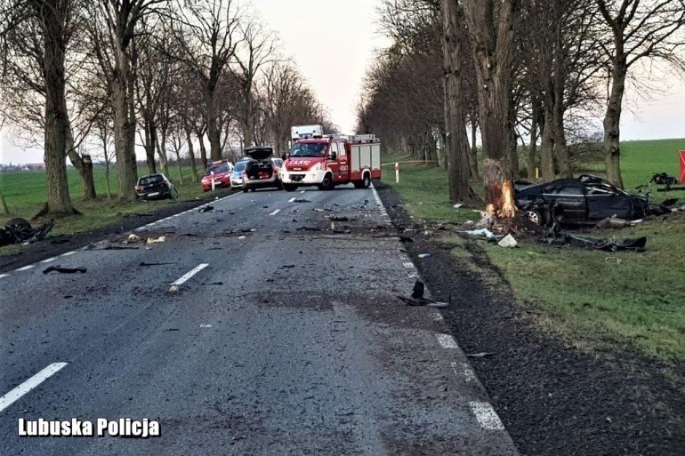 LUBUSKIE. LICHEŃ. Bmw roztrzaskało się o drzewo pod