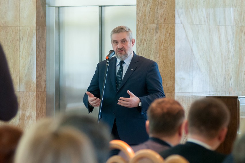 Narew. Jan Krzysztof Ardanowski wizytował Pronar. Minister rolnictwa odznaczył pracowników podlaskiej firmy i spotkał się z jej szefem 