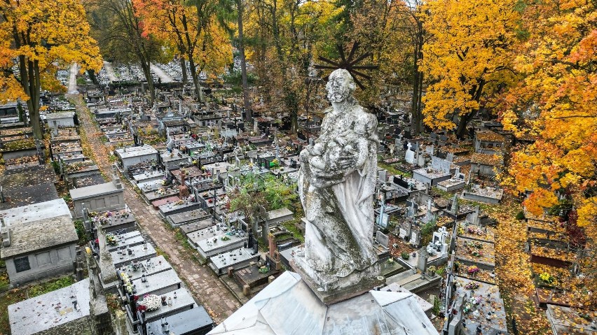 Kieleckie cmentarze na kilka dni przed świętem Wszystkich Świętych. Zobacz na zdjęciach z drona, jak wyglądają cmentarz stary i nowy