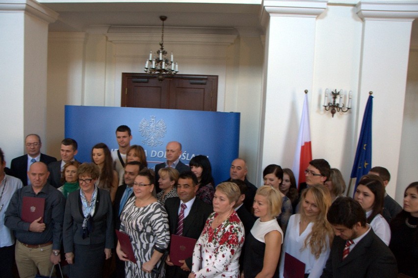 46 nowych Polaków na Dolnym Śląsku. Dziś odebrali akty nadania obywatelstwa (ZDJĘCIA)