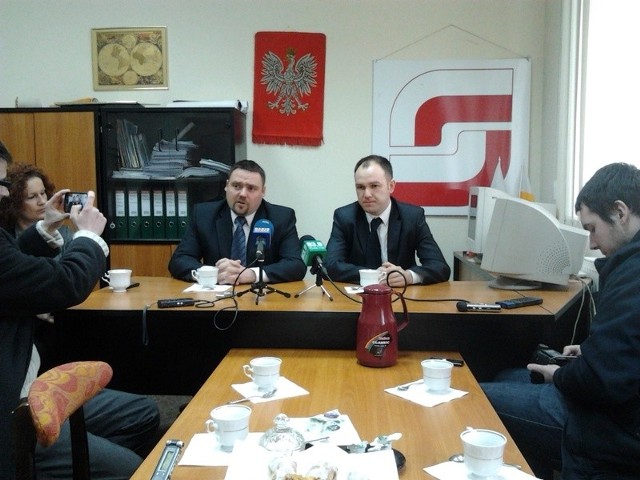 Posłowie Adam Kępiński i Tomasz Garbowski wsparli dziś starostę i skrytykowali Platformę Obywatelską. Wezwali też do politycznego zawieszenia broni.