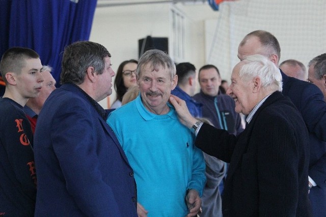 Trener Jur Zieliński (w środku) obchodził jubileusz 45-lecia pracy