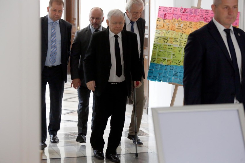 Jarosław Kaczyński pojawił się w Sejmie, ale nie siedzi na sali obrad