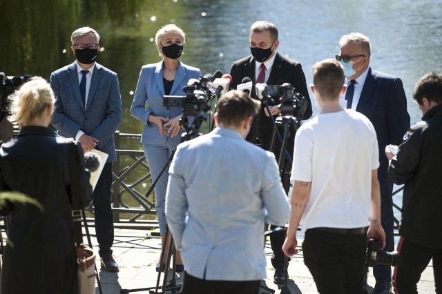 Prezydent Kołobrzegu Anna Mieczkowska, burmistrz Darłowa Arkadiusz Klimowicz, senatorowie Stanisław Gawłowski i Janusz Gromek oraz samorządowcy z Władysławowa wystąpili na konferencji w Koszalinie, poświęconej budowie gigantycznej farmie wiatrowej na Bałtyku.