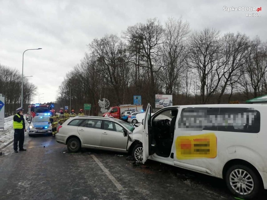 10 rannych osób w poważnym wypadku w Kornowacu, do którego...