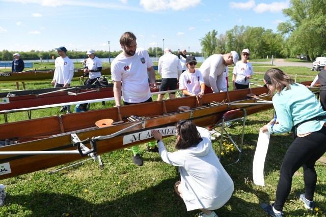 W sobotę dwanaście ósemek ścigało się z Torunia do Bydgoszczy. W składzie jednej z osad zasiadły wielkie gwiazdy i mistrzowie olimpijscy, m.in. Thomas Lange, Kajetan Broniewski, Thomas Greiner czy Marek Kolbowicz. Na starcie stanęły także klubowe osady AZS UMK Toruń, Loto Bydgostii i Zawiszy Bydgoszcz.Zobaczcie zdjęcia z rywalizacji na Wiśle >>>