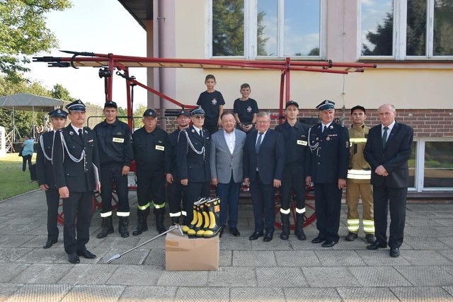 Marszałek Mazowsza Adam Struzik (w środku) przekazał sprzęt ratowniczy strażakom z Borkowic.