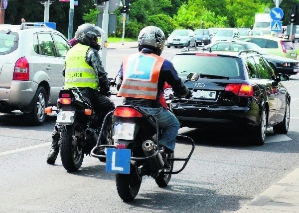 W wakacje osób chcących zdobyć uprawnienia do kierowania motocyklem jest  najwięcej.