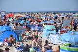 Upalne wakacje w "polskim Dubaju". Szeroka plaża przyciąga turystów. ZDJĘCIA