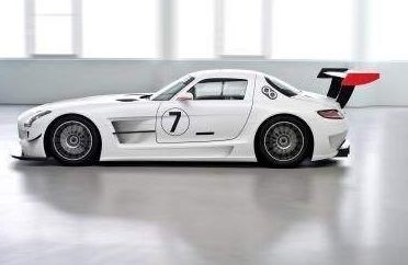 SLS AMG GT3 z pewnością przyniesie kolejne sukcesy kontynuując legendę pamiętnych samochodów sportowych 300 SL z 1952 r.