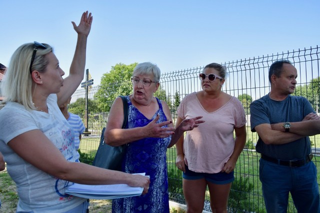 Mimo sprzeciwu grupy mieszkańców - głównie mieszkańców osiedla Nawojowskie - firma Newag po raz kolejny złożyła wniosek o zmiany w studium, które są pierwszym krokiem umożliwiającym realizowanie inwestycji. Mieszkańcy obawiają się sąsiedztwa spalarni - wysokiego budynku oraz ich zdaniem stwarzającej zagrożenie dla ich zdrowia instalacji do przetwarzania odpadów.