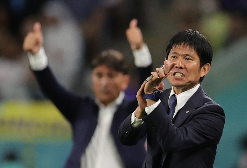 MŚ 2022. Piękny gest Hajime Moriyasu. Selekcjoner reprezentacji Japonii pokłonił się kibicom po odpadnięciu z turnieju