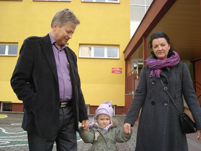 Barbara i Józef Banaszkowie przyszli głosować razem z wnuczką Antoniną  Wybory w słońcu.