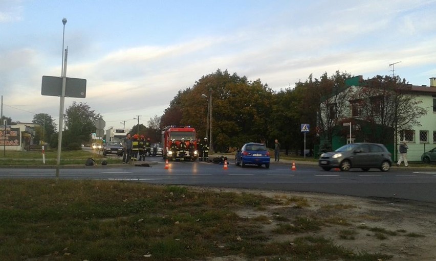 Wypadek w Aleksandrowie Łódzkim. Samochód zderzył się z motocyklistą [zdjęcia]