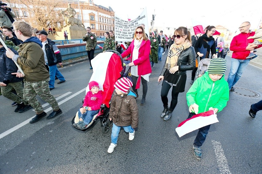 Radosna Parada Niepodległości przeszła przez Wrocław [ZDJĘCIA]