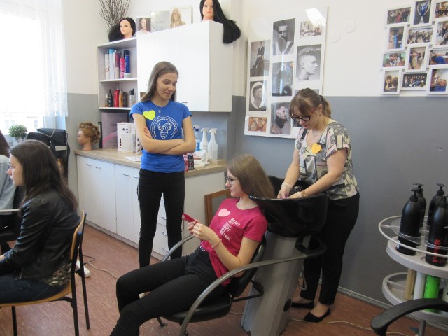 W klasach fryzjerskich zajmowały się prezentacjami i usługami uczennice pod kierunkiem Małgorzaty Drozd i Jolanty Kyc