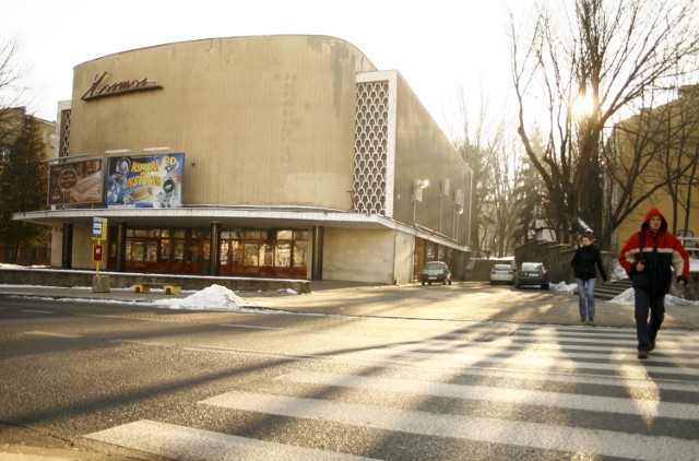 Ostatni seans w kinie Kosmos przy ul. Leszczyńskiego odbył się w 2009 roku. Widzowie obejrzeli wtedy film "Popiełuszko. Wolność jest w nas". Potem budynek stał pusty. Został zburzony wiosną 2012 r.