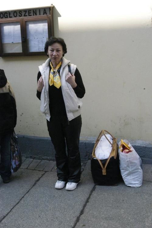 Po wyjściu z aresztu Stanisława Chudzikiewicz czekała około 20 minut na przyjazd adwokata, który zawiózł ją do domu.