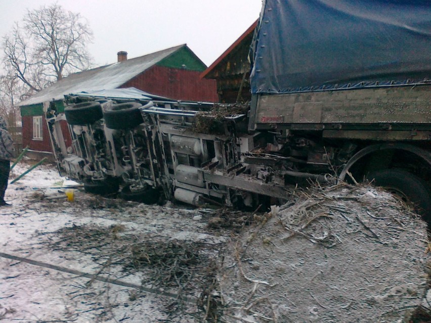 Wypadek koło Wyśmierzyc. Ciężarówka wjechała w dom! (zdjęcia)