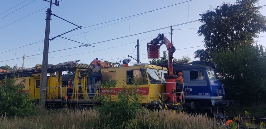 Trwają działania zmierzające do uwolnienia pociągu...