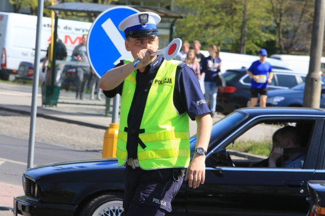 O co funkcjonariusze apelują do kierowców w 2020 roku? Policjant odpowiedział: "O zdjęcie nogi z gazu i kierowanie się zdrowym rozsądkiem".