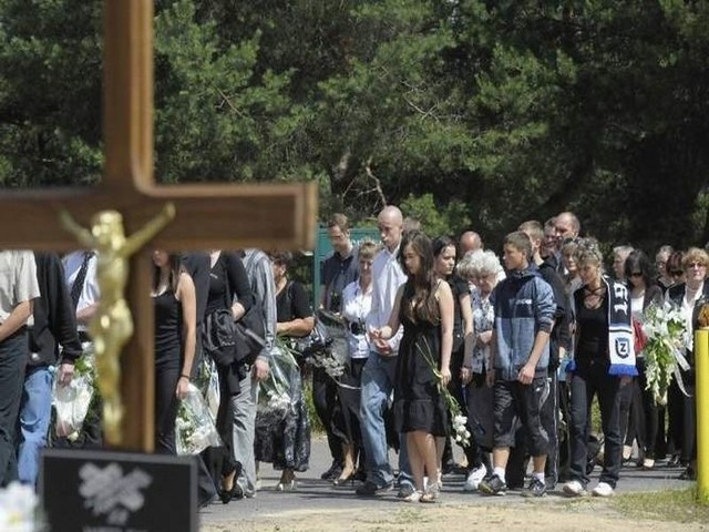 Na pogrzeb Jakuba przyszło ponad stu kibiców Zawiszy. Jedna z grupek trzymała transparent klubu