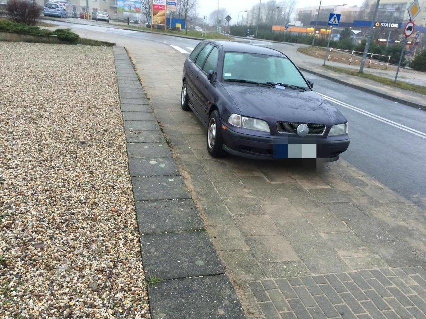 - To auto stoi tam już tak od tygodnia - poinformował nas...