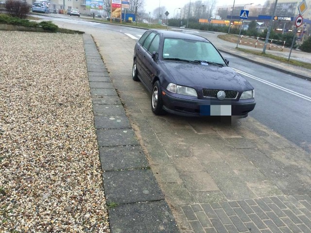 - To auto stoi tam już tak od tygodnia - poinformował nas Czytelnik, autor zdjęć. Samochód zaparkowany (porzucony?) jest na chodniku koło sklepu Aldi w Zielonej Górze.Czekamy na kolejne zdjęcia autodrani. Wraz z krótkim opisem miejsca, w którym zostały wykonane, można je przesyłać na adres: glonline@gazetalubuska.pl. Wszystkie fotografie opublikujemy na stronie internetowej "GL". Wybrane znajdą się też w papierowym wydaniu "GL".