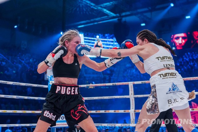 [b]Polsat Boxing Night: Noc Zemsty BRODNICKA - PUCEK ZDJĘCIA + RELACJA[/b][b]POLSAT BOXING NIGHT RELACJA + ZDJĘCIA CZĘSTOCHOWA 21.4.2018Ewa Brodnicka obroniła tytuł mistrzyni świataW czwartej walce wieczoru Ewa Brodnicka walczyła w obronie pasa mistrzyni świata organizacji WBO z Kanadyjką Sarah Pucek. Jako, że był to oficjalny międzynarodowy pojedynek odegrano hymny państwowe. Ewa obroniła mistrzowski pas. Sędziowie jednogłośnie orzekli jej jej wygraną punktując 100 do 90, 97 do 93, 99 do 91.ADAMEK - ABELL TRANSMISJA NA ŻYWOMistrzowski pas Ewie Brodnickiej założyła Joanna Jędrzejczyk.W 4 rundzie doszło na trybunach do bijatyki między kibicami. Ochrona szybko uspokoiła krewkich kibiców.