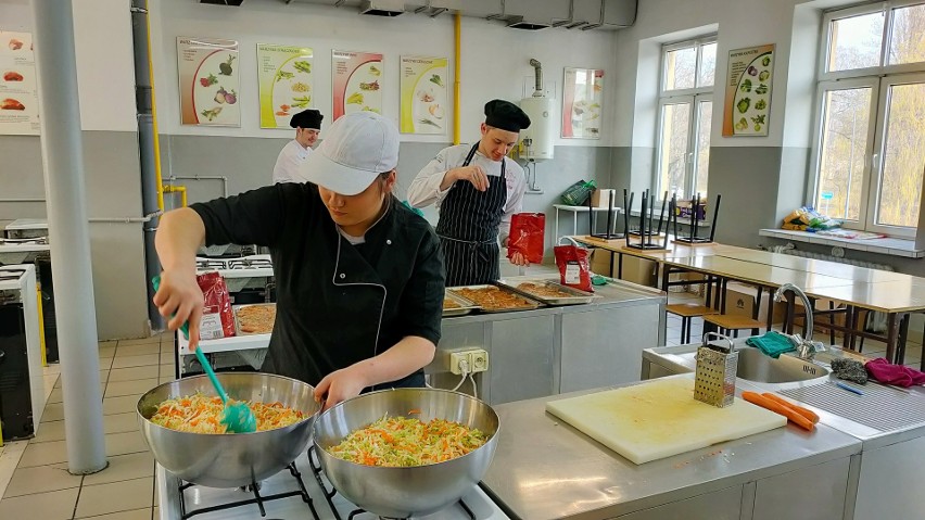Uczniowie CKZiU w Sosnowcu codziennie przygotowują posiłki...