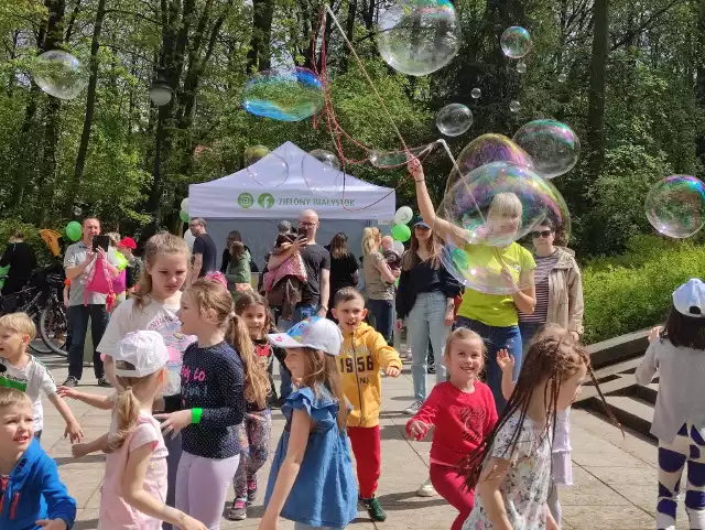 Piknik Ekologiczny w Białymstoku stanowił podsumowanie tegorocznej akcji "Czysty Białystok". Wzięło w niej udział około 11 tysięcy białostoczan (dzieci i dorosłych), którzy - jak się szacuje - zebrali łącznie 4 tony odpadów