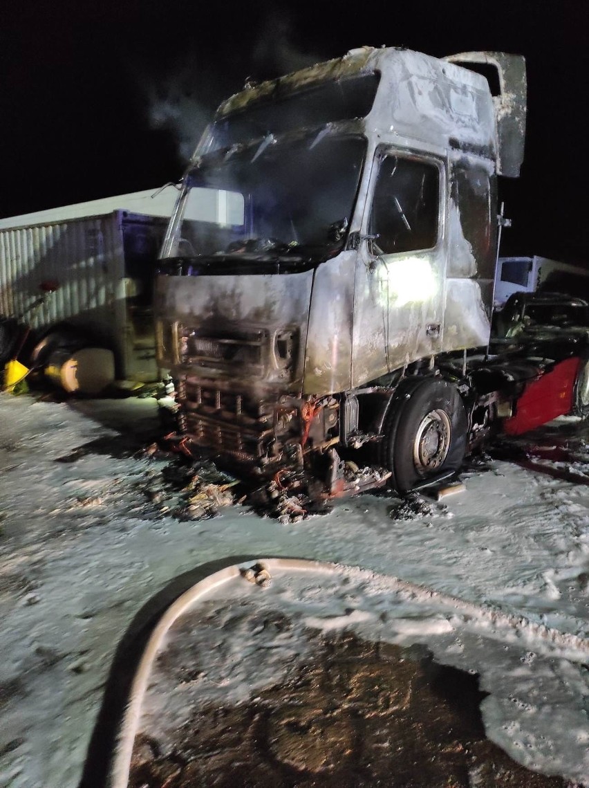 W Łapach spłonął samochód osobowy oraz ciężarówka