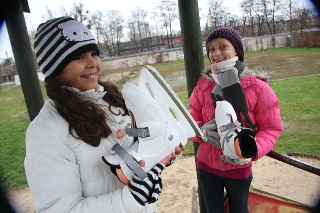 Dzieci już szykują łyżwy i nie mogą doczekać się ślizgania na nowym lodowisku. Na zdj. Oliwia Pierzchawka i Hania Szymków.