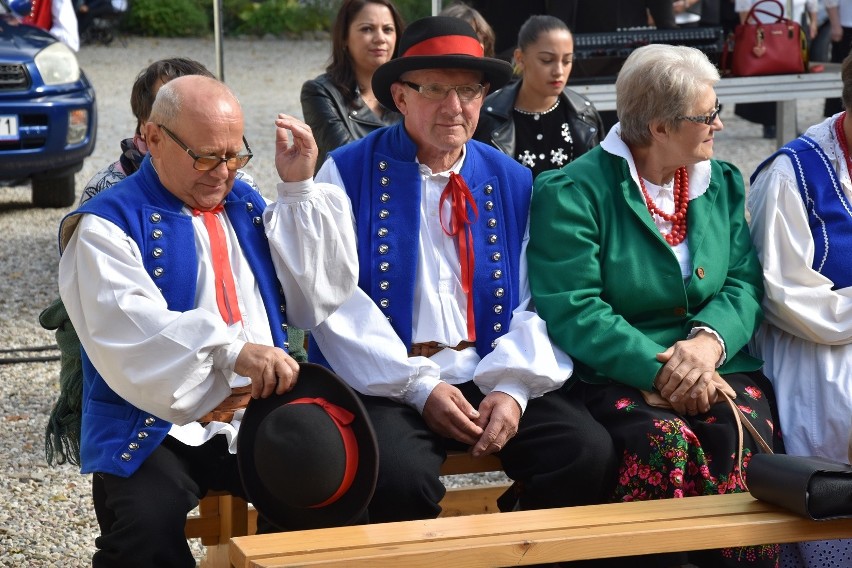 Jarmark św. Michała rozgościł się na placu przed dworem w Ropie. Na scenie śpiewali Słowacy i Młodzieżowy Zespół Regionalny Ropiczoki