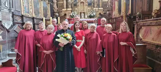 Jubilat ksiądz Marian Fatyga z chórem parafialnym świętej Cecylii w Skalbmierzu.