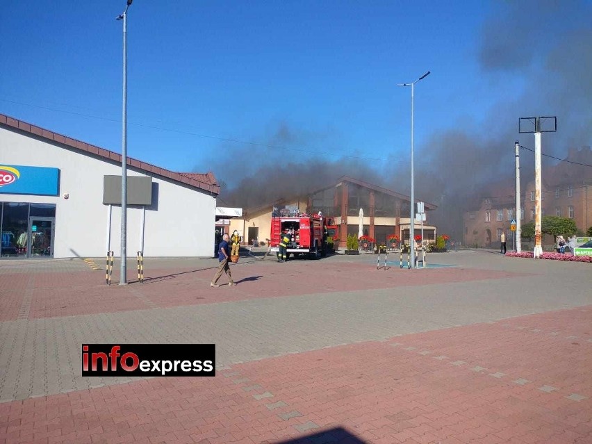 Pożar restauracji w Kaletach. Strażacy wciąż walczą z ogniem