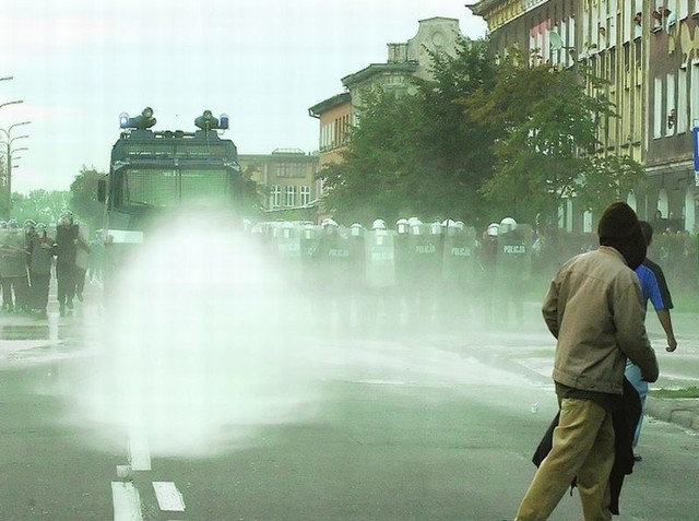 Po żużlowych derbach w Gorzowie w 2006 r. gorącą atmosferę pod stadionem policjanci musieli ochłodzić wodą z armatki