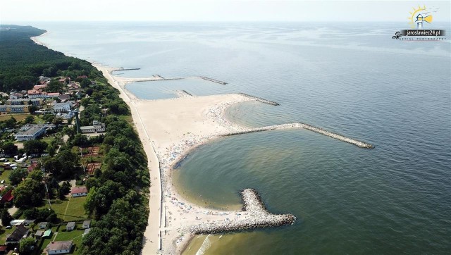 Największa sztuczna plaża w Polsce, znajdująca się w Jarosławcu(gmina Postomino) cieszy się ogromnym zainteresowaniem wśr&oacute;d turyst&oacute;w. Przypomnijmy, że sztuczna plaża w Jarosławcu ma powierzchnię 3 hektar&oacute;w i powstała w ramach prac refulacyjnych, kt&oacute;re chronią brzeg morski. Zobacz także: Darłowo z lotu ptaka&lt;script class=&quot;XlinkEmbedScript&quot; data-width=&quot;640&quot; data-height=&quot;360&quot; data-url=&quot;//get.x-link.pl/e7945821-1ae0-0c9b-0897-7091881b079c,05e08902-038b-1cc7-b6c8-1c823af996cc,embed.html&quot; type=&quot;application/javascript&quot; src=&quot;//prodxnews1blob.blob.core.windows.net/cdn/js/xlink-i.js?v1&quot;&gt;&lt;/script&gt;