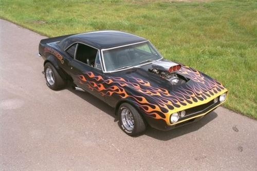 Współczesny hot rod przerobiony z modelu Camaro (1967 r.).