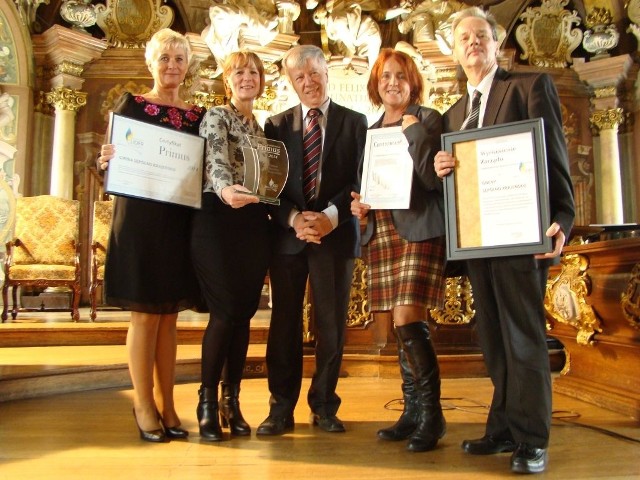 Od lewej po odebraniu nagród Małgorzata West, Aleksandra Zawadzka-Tymecka, prof. Jan Miodek, Ewa Śliwińska, Marek Tymecki