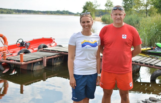 Karolina Kasprzycka, wiceprezes Świętokrzyskiego Wodnego Ochotniczego Pogotowia Ratunkowego i prezes Piotr Molasy.