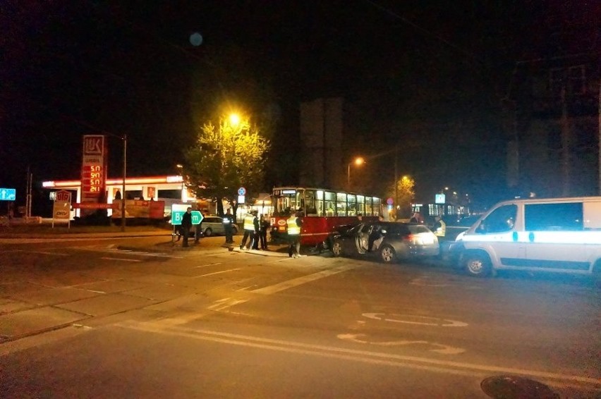 Samochód zderzył się z tramwajem w Zabrzu na ul. Stalmacha [ZDJĘCIA]
